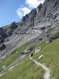 576_Abstieg zum Ufer des Oeschinensees [1578m].jpg