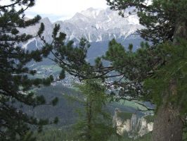 13_Blick hinunter nach Cortina mit Monte Cristallo im Hintergrund.JPG