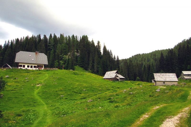 Koča na Planini pri Jezeru (1453m)