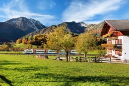 Mit Zug, Bahn und Bus zum Wandern in die Berge