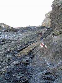 Holzstufen hinauf zum Hohtuerli