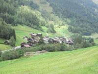 7430781_Die Ortschaft Issert [1055m] im Val Ferret.jpg