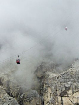 Gondelbahn vom Passo Falzarego zum Lagazuoi.jpg