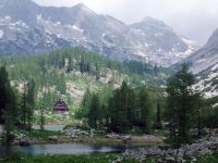 Triglavskih-Jezerih-Huette im Tal der Triglav-Seen.jpg