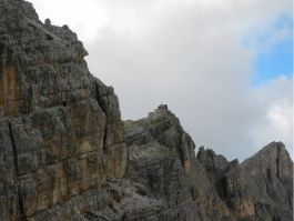 Rifugio Nuvolau [2575m] von Forcella Averau [2435m] aus .jpg