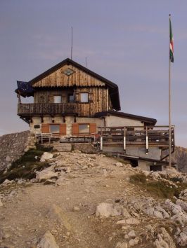 Rifugio Nuvolau [2575m].jpg