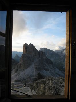 Monte Averau [2647m] aus dem Huettenfenster.jpg