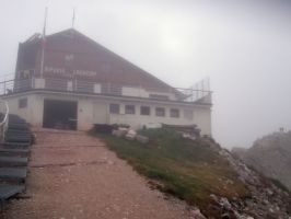 Rifugio Lagazuoi 2752m.jpg