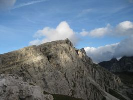 Blick von Forcella Averau [2435m] auf Nuvolau [2575m].jpg