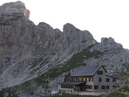 Rifugio Coldai sul Civetta.jpg