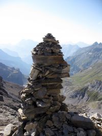 riesige Steinpyramide am Hohtuerli [2778m]