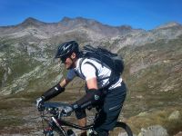 7552775_Mountenbiker oberhalb des Lago della Sella.jpg