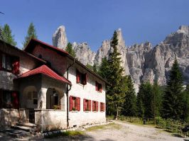 Rifugio_Vazzoler 1714m.jpg