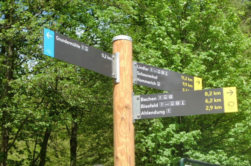 Bergischer Panoramasteig-Vollwegweiser bei Kuerten-Olpe