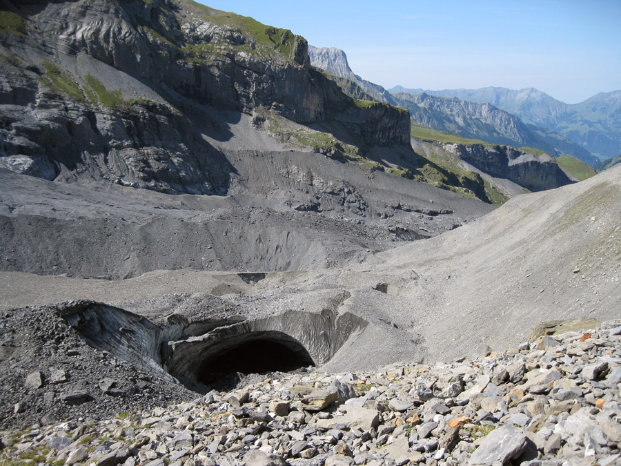 Mit viel Schutt bedeckter Gamchigletscher